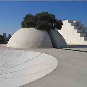 כיכר לבנה (1989) מאת דני קרוון, פארק וולפסון, תל אביב-יפו - צילום: Talmoryair - Yair Talmor